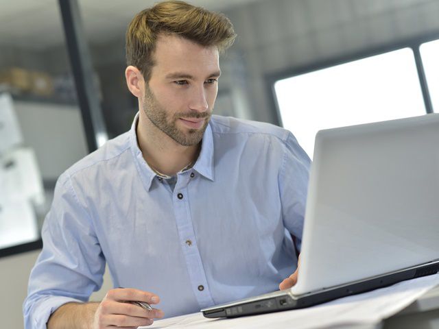 メーカーが初任給ランキング上位を独占する驚きの秘密とその未来戦略